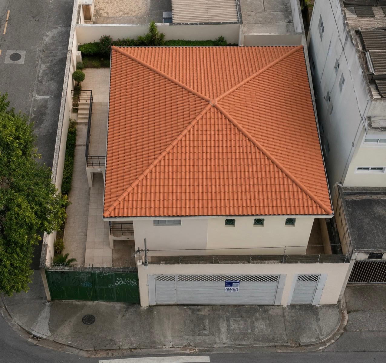 Vista aérea de telhado reformado pela RFB Engenharia